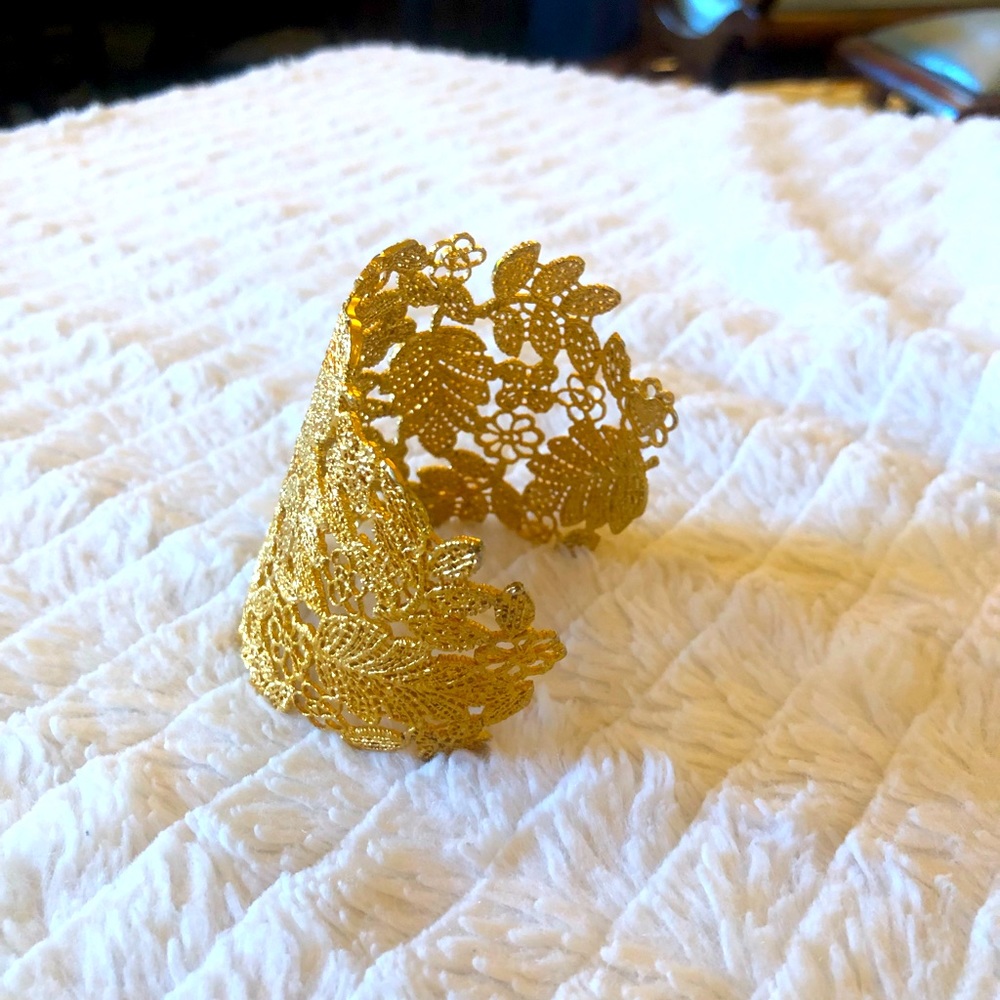 Glamorous beautiful, gold Lace Cuff